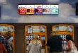 Mujer gana 10 millones de dólares después de presionar accidentalmente el botón equivocado en la máquina de lotería