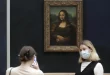 Un hombre con peluca fue detenido después de arrojar un pedazo de pastel a la Mona Lisa