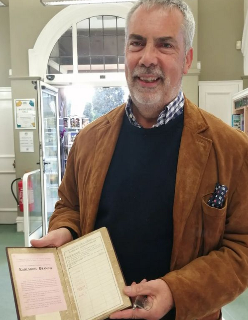 Un hombre devuelve un libro a la biblioteca sacado por su abuelo hace 84 años