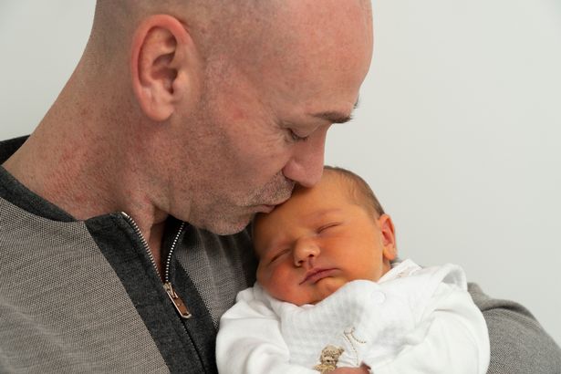 ¡Un milagro! Un padre tiene un bebé gracias a una muestra de esperma que guardó en 1996 mientras luchaba contra el cáncer