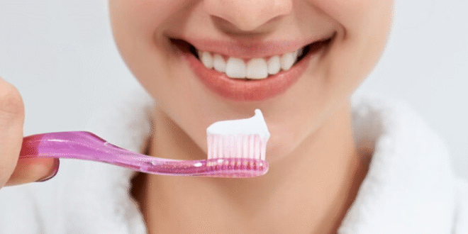Sensibilidad Dental: Las 5 Causas Más Comunes, Cómo Prevenirla y los Mejores Tratamientos para Combatir el Dolor al Comer Frío o Caliente