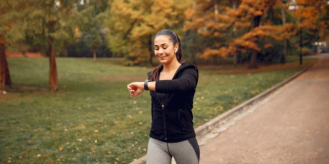 Caminar a paso ligero: el ejercicio que Harvard destaca para reducir el riesgo de demencia y Alzheimer