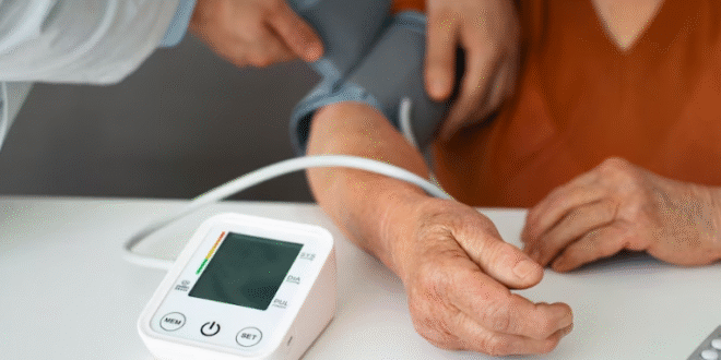 Estudio revela que la inestabilidad de la presión arterial podría acelerar el deterioro cerebral en adultos mayores