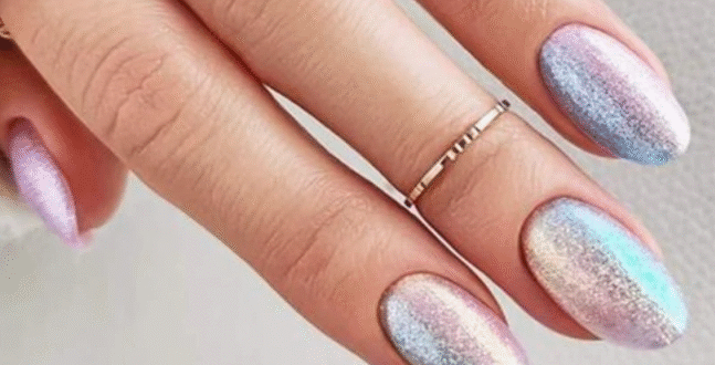 Uñas de Navidad iridiscentes: la tendencia elegante que dominará la temporada festiva 2025