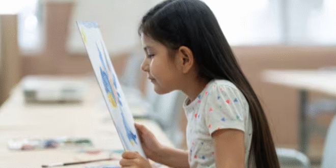 El desarrollo de la miopía podría depender de cómo usamos nuestros ojos en interiores