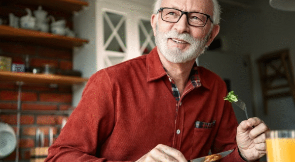A los 60 años conviene comer con menos frecuencia para dar descanso al hígado