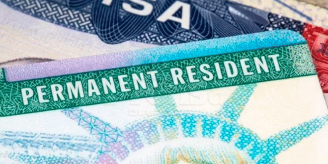 Estados Unidos endurece reglas migratorias y exigirá a solicitantes de “green card” salir del país para completar el trámite