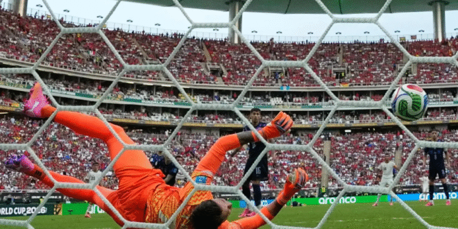 Fernando Muslera asumió la responsabilidad tras la derrota de Uruguay ante España y pidió salir del partido al descanso
