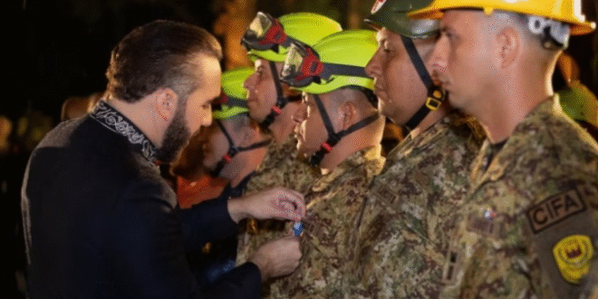 Nayib Bukele condecora a 452 rescatistas salvadoreños por su misión humanitaria tras los terremotos en Venezuela